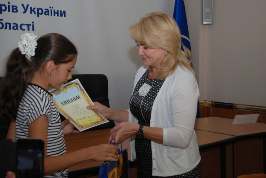 нач. ДФС в області Надія Воленшчак нагороджує переможців нач. ДФС в області Надія Воленшчак нагороджує переможців