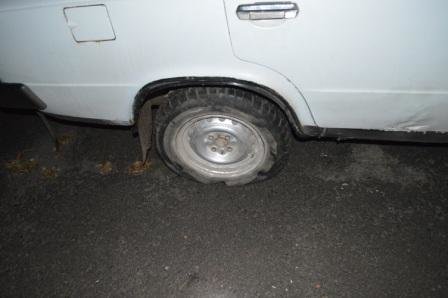 На Рівненщині п'яний водій тікав від працівників ДАІ на авт..., фото-1 На Рівненщині п'яний водій тікав від працівників ДАІ на авто зі спущеним колесом (Фото), фото-1