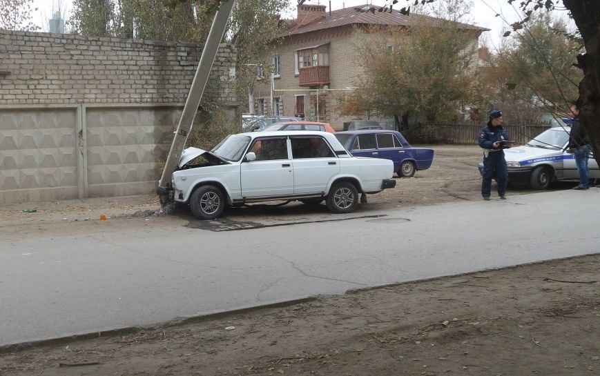 В Волгограде водитель на автомобиле протаранил столб (Фото), фото-3