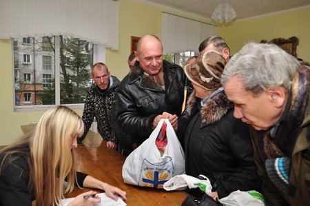 Тернополянам безкоштовно роздавали продуктові набори (фото), фото-3 Тернополянам безкоштовно роздавали продуктові набори (фото), фото-3