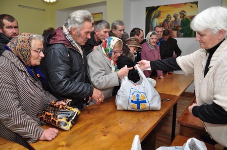 Тернополянам безкоштовно роздавали продуктові набори (фото), фото-2 Тернополянам безкоштовно роздавали продуктові набори (фото), фото-2