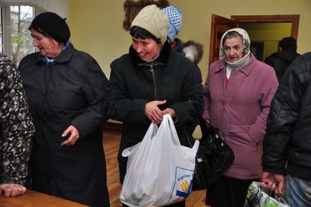 Тернополянам безкоштовно роздавали продуктові набори (фото), фото-5 Тернополянам безкоштовно роздавали продуктові набори (фото), фото-5