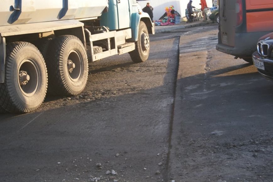 Тернопільські комунальники ремонтують дорогу на Оболоня (фото), фото-1 Тернопільські комунальники ремонтують дорогу на Оболоня (фото), фото-1