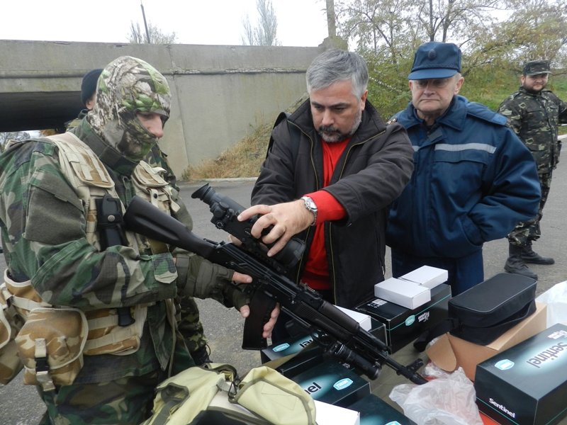 Бойцы батальона «Сармат» получили от хероснских спасателей..., фото-1 Бойцы батальона «Сармат» получили от хероснских спасателей прицелы ночного видения, фото-1