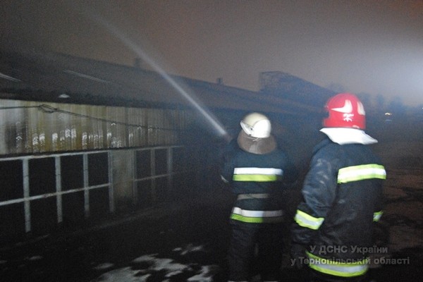 У Тернополі виникла пожежа в оптовій торговельній базі (фот..., фото-2 У Тернополі виникла пожежа в оптовій торговельній базі (фото, відео), фото-2