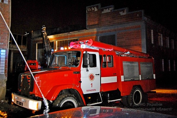 У Тернополі виникла пожежа в оптовій торговельній базі (фот..., фото-1 У Тернополі виникла пожежа в оптовій торговельній базі (фото, відео), фото-1