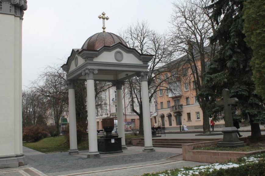 У Тернополі невідомі з бювету біля Катедри вкрали 2 металевих крани (фото) (фото) - фото 1 У Тернополі невідомі з бювету біля Катедри вкрали 2 металевих крани (фото) (фото) - фото 1