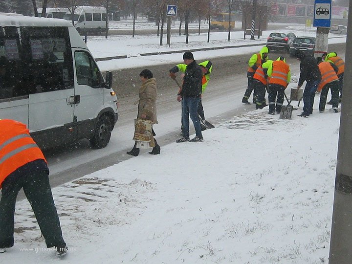 Николаевские коммунальщики привели улицы в порядок после первого снега (ФОТО) (фото) - фото 3 Николаевские коммунальщики привели улицы в порядок после первого снега (ФОТО) (фото) - фото 3