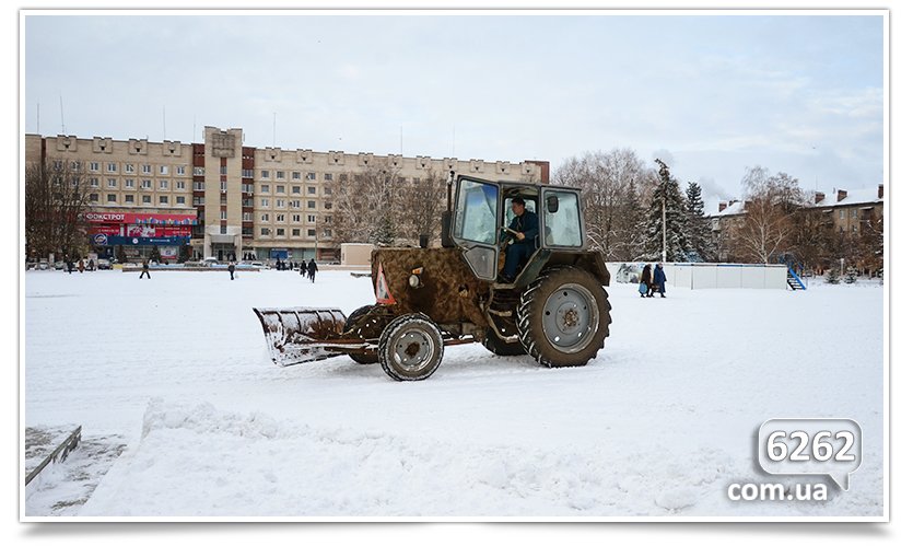 Чистка снега в Славянске – сначала Ленин, а люди подождут.(фотофакт) (фото) - фото 3 Чистка снега в Славянске – сначала Ленин, а люди подождут.(фотофакт) (фото) - фото 3