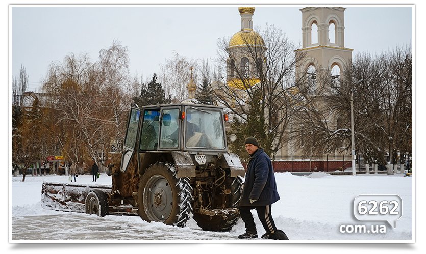 Чистка снега в Славянске – сначала Ленин, а люди подождут.(фотофакт) (фото) - фото 2 Чистка снега в Славянске – сначала Ленин, а люди подождут.(фотофакт) (фото) - фото 2