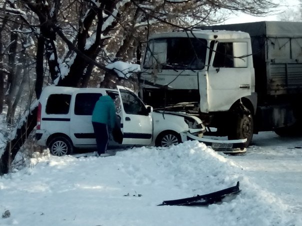 Трагическое ДТП под Запорожьем: на трассе семья в легковушке разбилась об многотонную фуру (фото) - фото 2 Трагическое ДТП под Запорожьем: на трассе семья в легковушке разбилась об многотонную фуру (фото) - фото 2