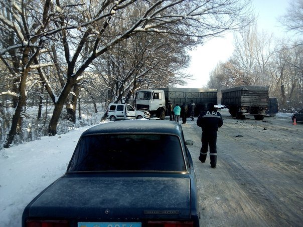 Трагическое ДТП под Запорожьем: на трассе семья в легковушке разбилась об многотонную фуру (фото) - фото 1 Трагическое ДТП под Запорожьем: на трассе семья в легковушке разбилась об многотонную фуру (фото) - фото 1