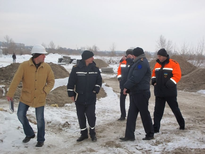 В Запорожье спасатели проинспектировали строительство мобильного го... В Запорожье спасатели проинспектировали строительство мобильного городка для переселенцев (ФОТО) (фото) - фото 1
