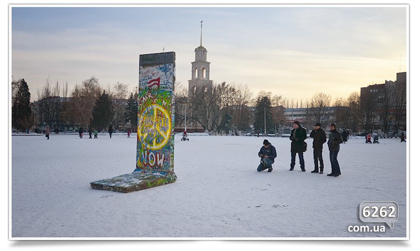 Гость из Германии привёз в Славянск часть Берлинской стены. (фото) - фото 1 Гость из Германии привёз в Славянск часть Берлинской стены. (фото) - фото 1