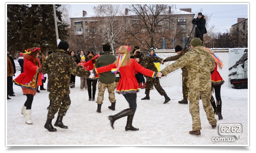 В Славянске на центральной площади устроили концерт для военных (фо... В Славянске на центральной площади устроили концерт для военных (фото) - фото 6