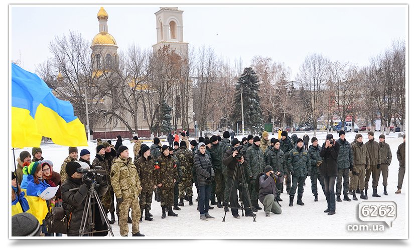 В Славянске на центральной площади устроили концерт для военных (фо... В Славянске на центральной площади устроили концерт для военных (фото) - фото 5