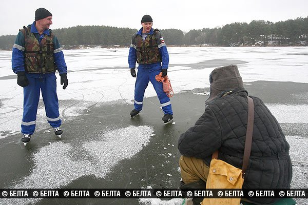 На Юбилейном озере гродненские спасатели перешли на коньки (Фото) (... На Юбилейном озере гродненские спасатели перешли на коньки (Фото) (фото) - фото 2