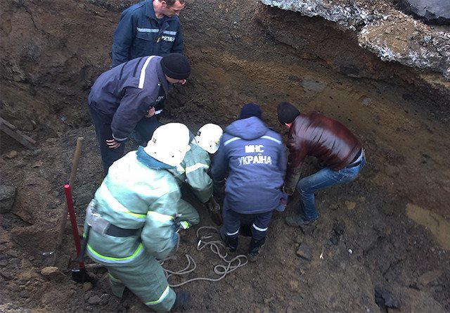 НА Николаевщине во время ремонта канализационного коллектора двое мужчин провалились под землю (ФОТО, ВИДЕО) (фото) - фото 3 НА Николаевщине во время ремонта канализационного коллектора двое мужчин провалились под землю (ФОТО, ВИДЕО) (фото) - фото 3