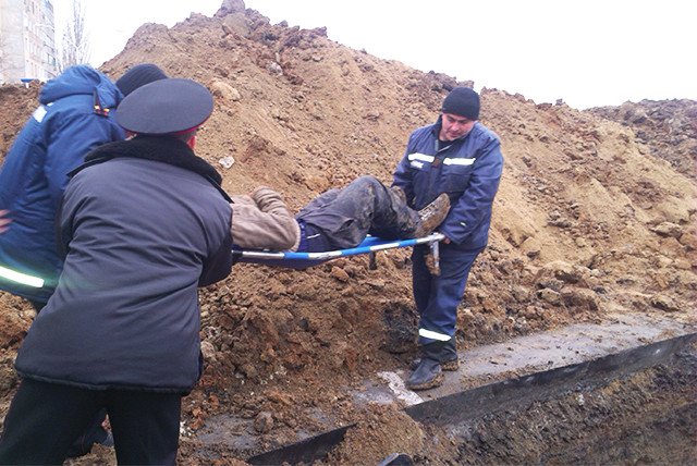 НА Николаевщине во время ремонта канализационного коллектора двое мужчин провалились под землю (ФОТО, ВИДЕО) (фото) - фото 2 НА Николаевщине во время ремонта канализационного коллектора двое мужчин провалились под землю (ФОТО, ВИДЕО) (фото) - фото 2