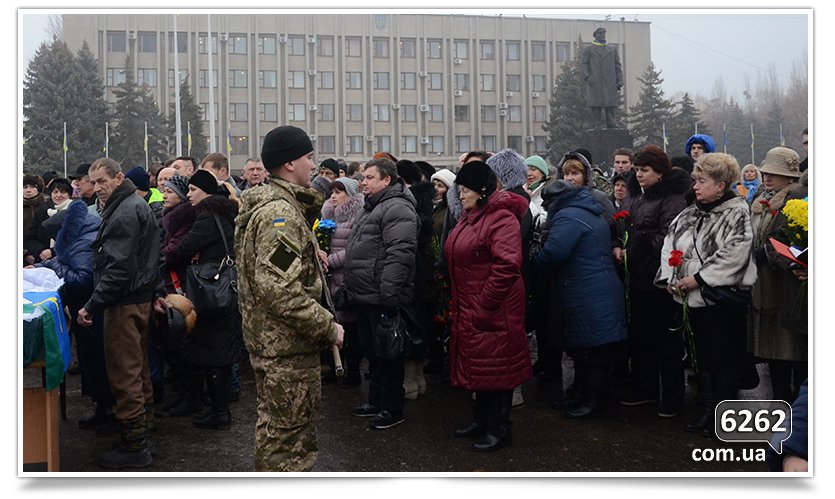 В Славянске сегодня простились с бойцом, погибшим при защите Донецкого аэропорта (фото) - фото 3 В Славянске сегодня простились с бойцом, погибшим при защите Донецкого аэропорта (фото) - фото 3