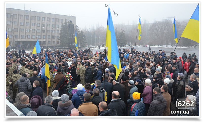 В Славянске сегодня простились с бойцом, погибшим при защите Донецкого аэропорта (фото) - фото 5 В Славянске сегодня простились с бойцом, погибшим при защите Донецкого аэропорта (фото) - фото 5