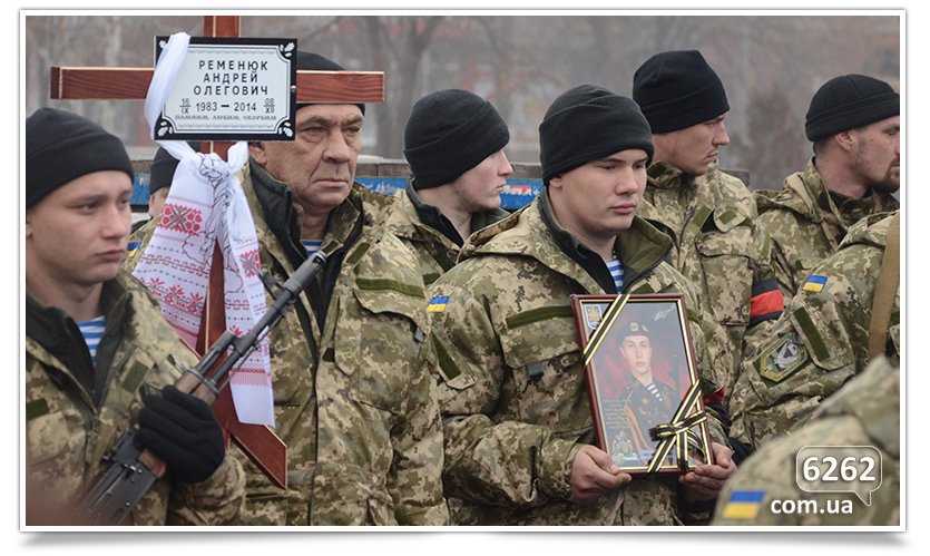 В Славянске сегодня простились с бойцом, погибшим при защите Донецкого аэропорта (фото) - фото 2 В Славянске сегодня простились с бойцом, погибшим при защите Донецкого аэропорта (фото) - фото 2