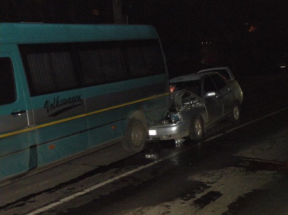 В Николаеве водиль ВАЗа устроил масштабное ДТП на светофоре (фото) - фото 2 В Николаеве водиль ВАЗа устроил масштабное ДТП на светофоре (фото) - фото 2