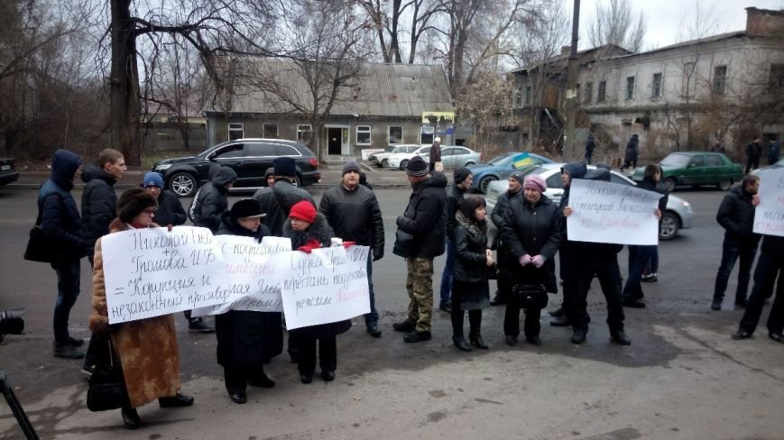 Активисты пикетировали Запорожский районный суд, требуя осв..., фото-1 Активисты пикетировали Запорожский районный суд, требуя освободить подсудимых (ФОТО), фото-1