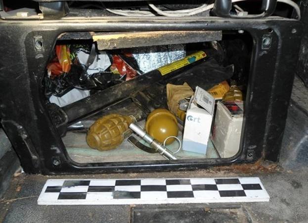 В Запорожской области задержали микроавтобус с партией гранатометов... В Запорожской области задержали микроавтобус с партией гранатометов и ручных гранат (ФОТО) (фото) - фото 1