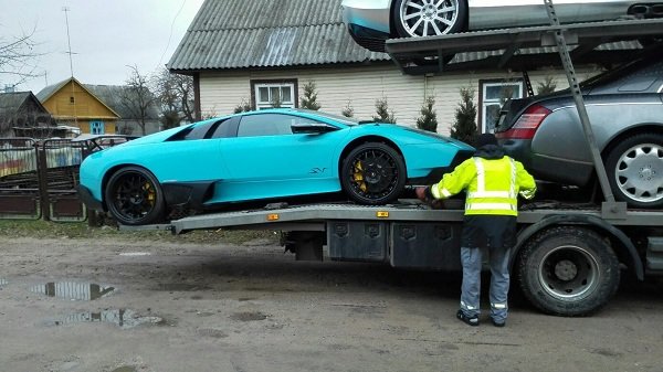 Фотофакт: в Гродно привезли 4 эксклюзивных автомобиля стоимостью ок... Фотофакт: в Гродно привезли 4 эксклюзивных автомобиля стоимостью около 1 млн. долларов (фото) - фото 1