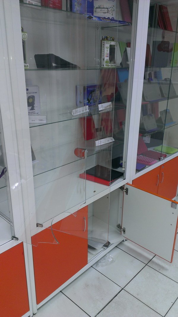 На 100 000 ограбили сегодня «Мобилочку» в Николаеве. Владелец магазина обвиняет милицию в промедлении расследования(ФОТО) (фото) - фото 2 На 100 000 ограбили сегодня «Мобилочку» в Николаеве. Владелец магазина обвиняет милицию в промедлении расследования(ФОТО) (фото) - фото 2