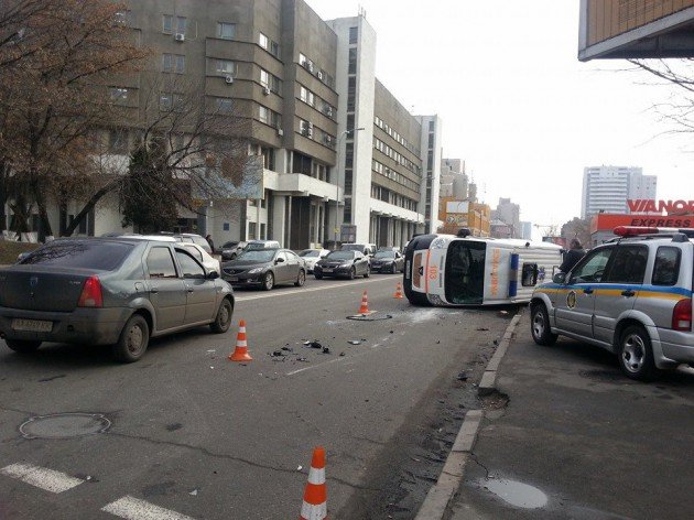 В Киеве Toyota Camry не пропустила «скорую». Машина медиков перевернулась (ФОТО) (фото) - фото 1