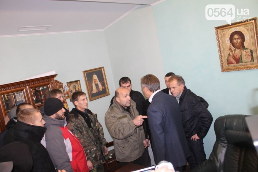 В Кривом Роге: открыли главную городскую елку, а «Правый сектор» заявил, что не причастен к штурму «Метинвеста» (фото) - фото 4 В Кривом Роге: открыли главную городскую елку, а «Правый сектор» заявил, что не причастен к штурму «Метинвеста» (фото) - фото 4