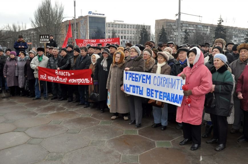 Под Запорожской ОГА собрался митинг льготников – против сок..., фото-2 Под Запорожской ОГА собрался митинг льготников – против сокращения социальных выплат (ФОТО), фото-2