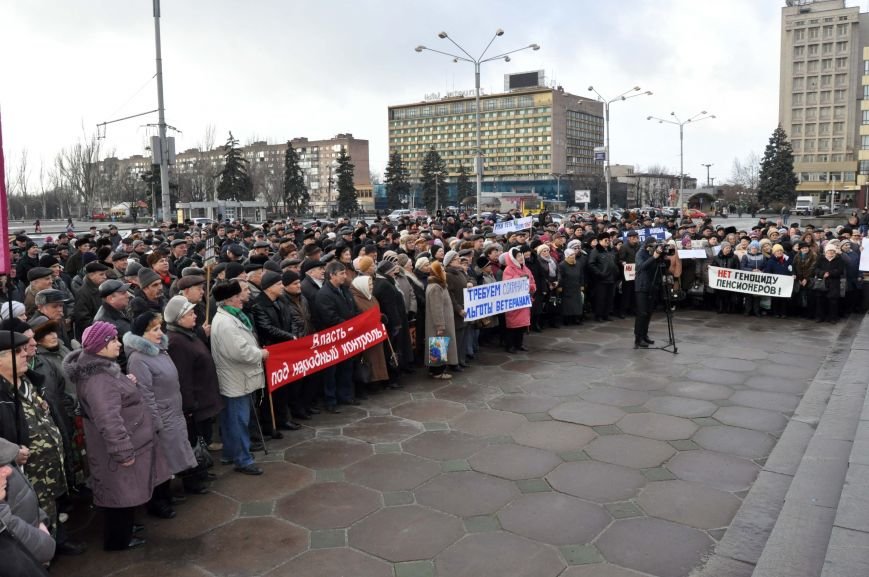 Под Запорожской ОГА собрался митинг льготников – против сок..., фото-4 Под Запорожской ОГА собрался митинг льготников – против сокращения социальных выплат (ФОТО), фото-4