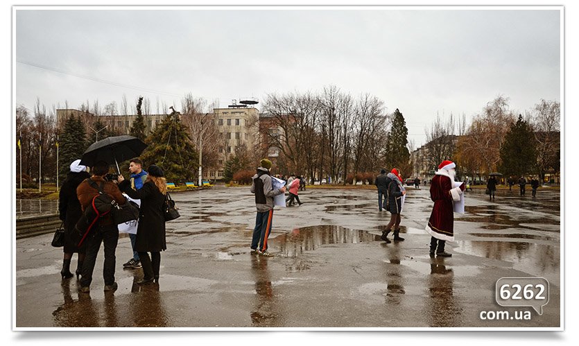 Студенты Славянска протестуют против отмены стипендий (фотофакт). (фото) - фото 2 Студенты Славянска протестуют против отмены стипендий (фотофакт). (фото) - фото 2