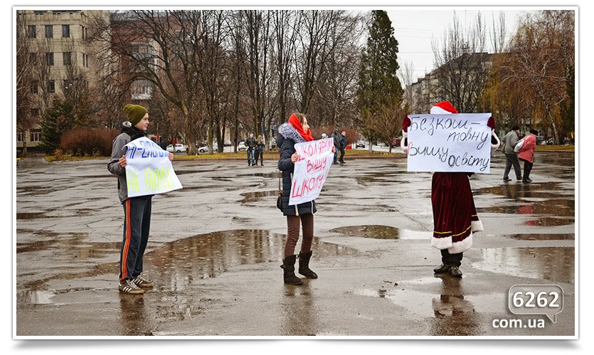 Студенты Славянска протестуют против отмены стипендий (фотофакт). (фото) - фото 3 Студенты Славянска протестуют против отмены стипендий (фотофакт). (фото) - фото 3