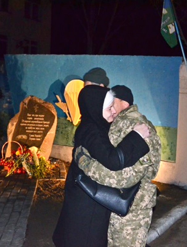 Николаевские десантники приехали из Донбасса домой (ФОТО) (фото) - фото 5 Николаевские десантники приехали из Донбасса домой (ФОТО) (фото) - фото 5