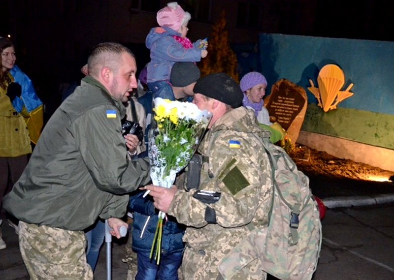 Николаевские десантники приехали из Донбасса домой (ФОТО) (фото) - фото 4 Николаевские десантники приехали из Донбасса домой (ФОТО) (фото) - фото 4