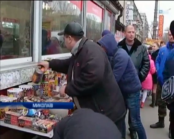 В Николаеве во всю торгуют пиротехникой прямо на остановках транспорта (ФОТО, ВИДЕО) (фото) - фото 2 В Николаеве во всю торгуют пиротехникой прямо на остановках транспорта (ФОТО, ВИДЕО) (фото) - фото 2