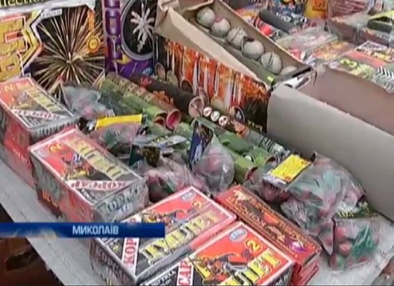 В Николаеве во всю торгуют пиротехникой прямо на остановках транспорта (ФОТО, ВИДЕО) (фото) - фото 1 В Николаеве во всю торгуют пиротехникой прямо на остановках транспорта (ФОТО, ВИДЕО) (фото) - фото 1
