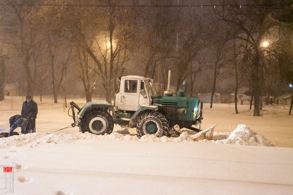 Николаевцы показали сплоченность: берут домой заложников непогоды и носят чай «застрявшим» водителям (ФОТО) (фото) - фото 2 Николаевцы показали сплоченность: берут домой заложников непогоды и носят чай «застрявшим» водителям (ФОТО) (фото) - фото 2