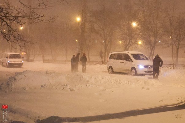 Николаевцы показали сплоченность: берут домой заложников непогоды и носят чай «застрявшим» водителям (ФОТО) (фото) - фото 1 Николаевцы показали сплоченность: берут домой заложников непогоды и носят чай «застрявшим» водителям (ФОТО) (фото) - фото 1