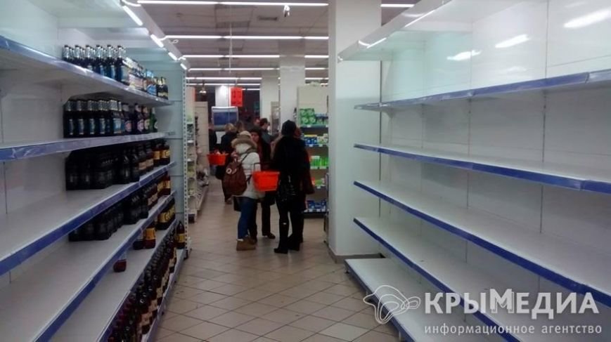 В крымских магазинах дефицит молочки и спиртного. Пустые полки заставляют майонезом и соками (ФОТО) (фото) - фото 1 В крымских магазинах дефицит молочки и спиртного. Пустые полки заставляют майонезом и соками (ФОТО) (фото) - фото 1