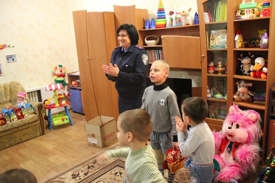 ПОДАРКИ И ХОРОШЕЕ НАСТРОЕНИЕ ПОДАРИЛИ СЛАВЯНСКИЕ ПРАВООХРАНИТЕЛИ ДЕТКАМ ПОДШЕФНЫХ УЧРЕЖДЕНИЙ (фото) - фото 2 ПОДАРКИ И ХОРОШЕЕ НАСТРОЕНИЕ ПОДАРИЛИ СЛАВЯНСКИЕ ПРАВООХРАНИТЕЛИ ДЕТКАМ ПОДШЕФНЫХ УЧРЕЖДЕНИЙ (фото) - фото 2