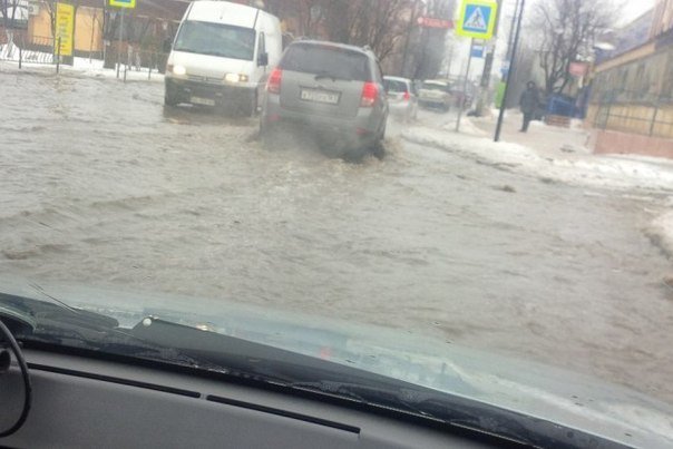 Резкое потепление превратило улицы Симферополя в венецианск..., фото-4 Резкое потепление превратило улицы Симферополя в венецианские каналы: Горожане ругают украинскую власть (ФОТО), фото-4