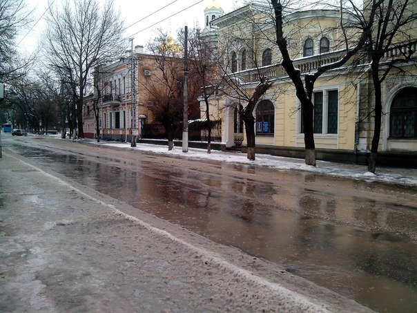 Резкое потепление превратило улицы Симферополя в венецианские канал... Резкое потепление превратило улицы Симферополя в венецианские каналы: Горожане ругают украинскую власть (ФОТО) (фото) - фото 7