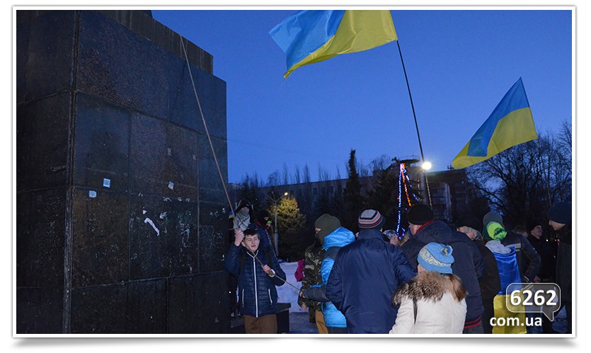 В Славянске состоялся флэшмоб сноса Ленина (фото) - фото 5 В Славянске состоялся флэшмоб сноса Ленина (фото) - фото 5