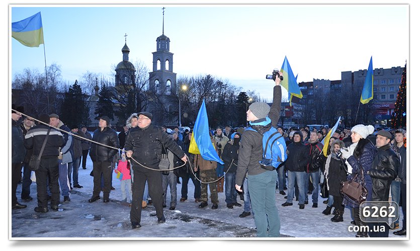 В Славянске состоялся флэшмоб сноса Ленина (фото) - фото 1 В Славянске состоялся флэшмоб сноса Ленина (фото) - фото 1