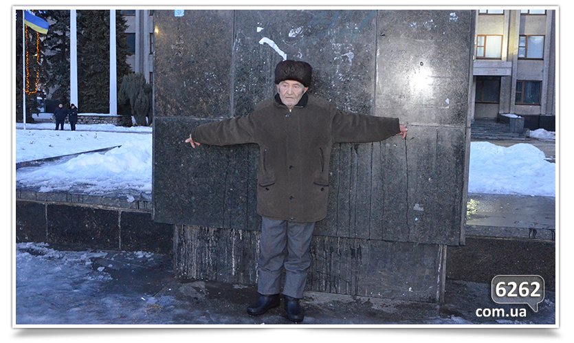 В Славянске состоялся флэшмоб сноса Ленина (фото) - фото 2 В Славянске состоялся флэшмоб сноса Ленина (фото) - фото 2